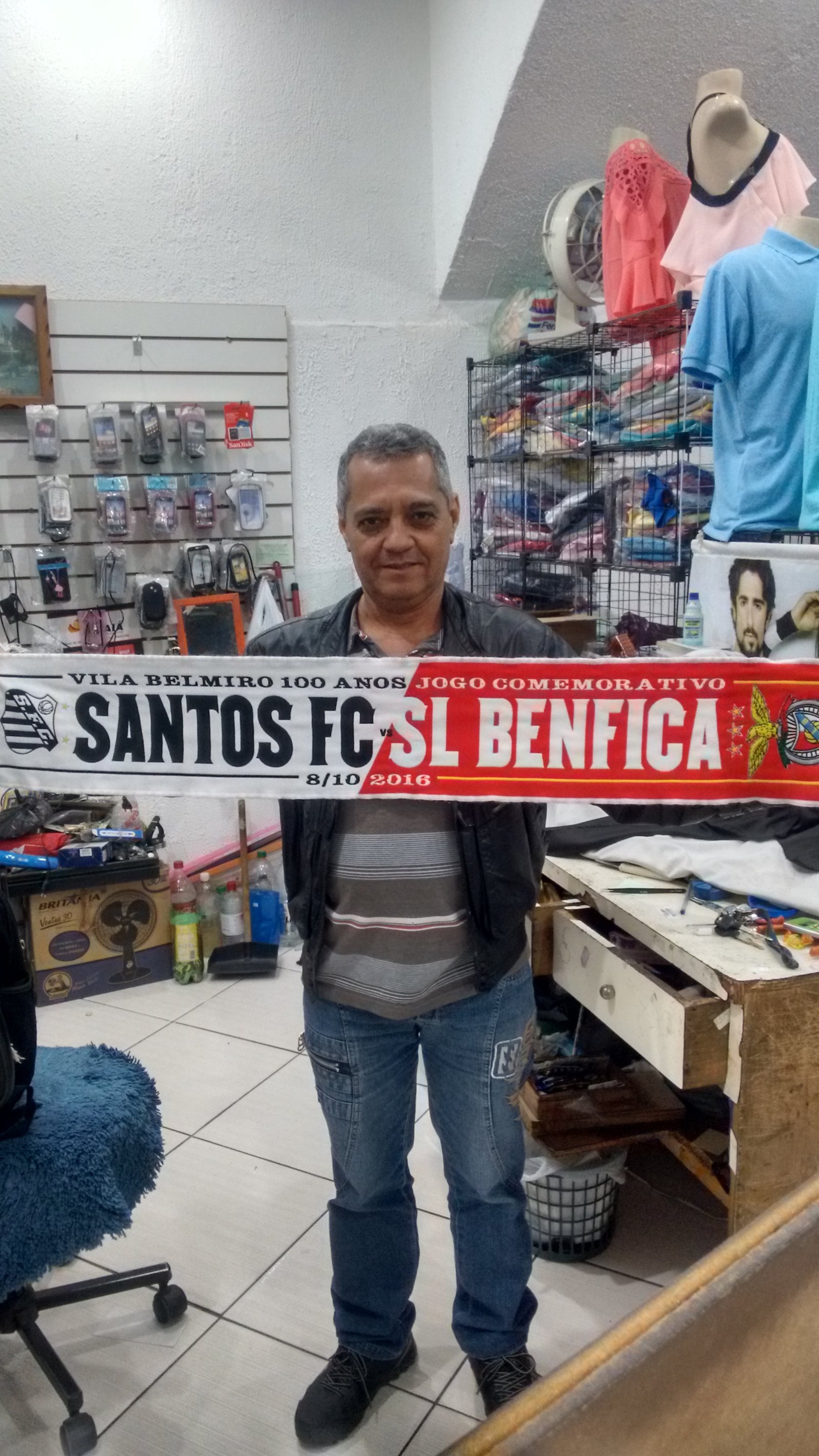 Leno segurando cachecol do Santos na LenonTech